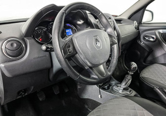 Подержанный автомобиль Renault Duster 2017 года (13 фото)