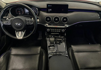 Подержанный автомобиль Kia Stinger 2021 года (10 фото)