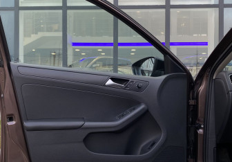 Подержанный автомобиль Volkswagen Jetta Sedan 2014 года (15 фото)