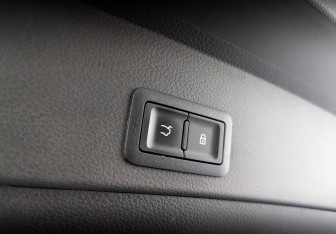 Подержанный автомобиль Hongqi E-HS9 2022 года (26 фото)