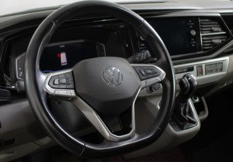 Подержанный автомобиль Volkswagen Caravelle 2021 года (17 фото)