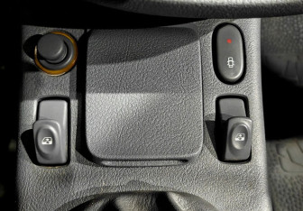 Подержанный автомобиль Renault Clio Sedan 2001 года (14 фото)