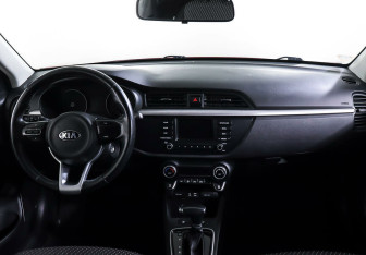 Подержанный автомобиль Kia Rio Sedan 2017 года (11 фото)