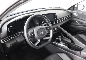 Подержанный автомобиль Hyundai Elantra Sedan 2023 года (9 фото)