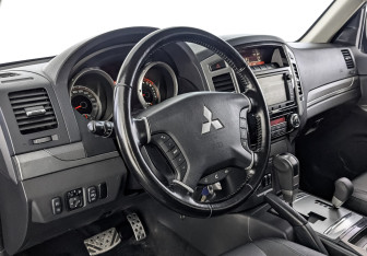 Подержанный автомобиль Mitsubishi Pajero 2015 года (15 фото)