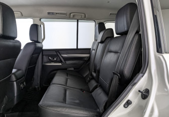Подержанный автомобиль Mitsubishi Pajero 2017 года (12 фото)