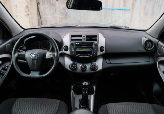 Подержанный автомобиль Toyota RAV4 2011 года (9 фото)