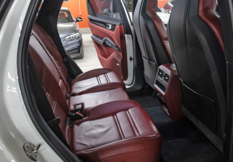 Подержанный автомобиль Porsche Cayenne 2020 года (11 фото)