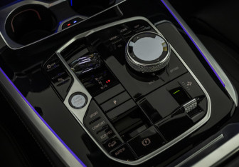 Подержанный автомобиль BMW X7 2022 года (21 фото)