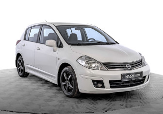 Подержанный автомобиль Nissan Tiida Hatchback 2013 года (3 фото)