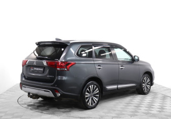Подержанный автомобиль Mitsubishi Outlander 2019 года (5 фото)