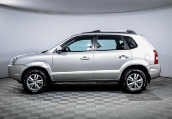 Подержанный автомобиль Hyundai Tucson 2008 года (8 фото)