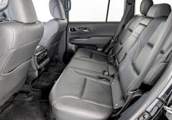 Подержанный автомобиль Toyota Land Cruiser Suv 2021 года (12 фото)