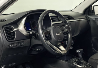 Подержанный автомобиль Kia Rio Hatchback 2022 года (13 фото)