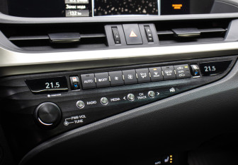 Подержанный автомобиль Lexus ES 2018 года (20 фото)