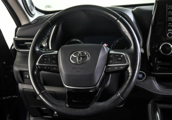 Подержанный автомобиль Toyota Highlander 2021 года (10 фото)