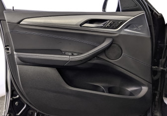 Подержанный автомобиль BMW X4 2021 года (19 фото)