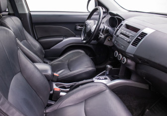 Подержанный автомобиль Mitsubishi Outlander 2008 года (9 фото)