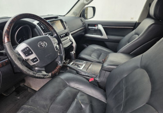 Подержанный автомобиль Toyota Land Cruiser Suv 2014 года (9 фото)