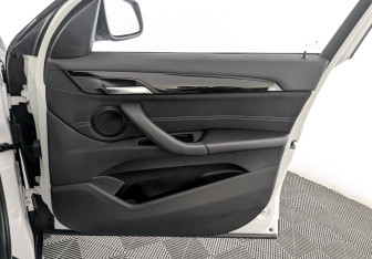 Подержанный автомобиль BMW X1 2017 года (24 фото)