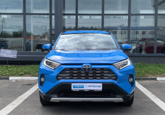 Подержанный автомобиль Toyota RAV4 2020 года (2 фото)