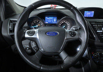 Подержанный автомобиль Ford Kuga 2014 года (10 фото)