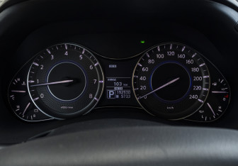 Подержанный автомобиль Infiniti QX56 2012 года (13 фото)