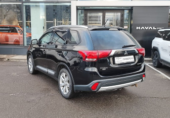 Подержанный автомобиль Mitsubishi Outlander 2015 года (7 фото)