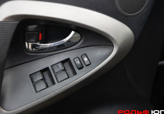 Подержанный автомобиль Toyota RAV4 2006 года (13 фото)