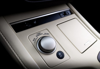 Подержанный автомобиль Lexus ES 2016 года (27 фото)