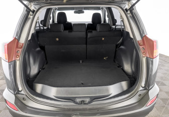 Подержанный автомобиль Toyota RAV4 2013 года (10 фото)