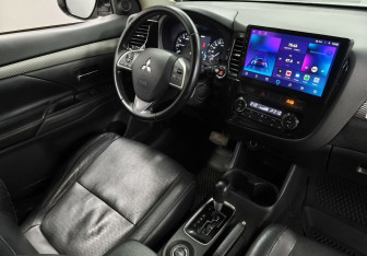 Подержанный автомобиль Mitsubishi Outlander 2012 года (10 фото)