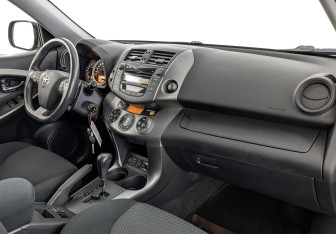 Подержанный автомобиль Toyota RAV4 2012 года (13 фото)