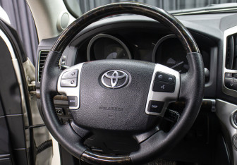 Подержанный автомобиль Toyota Land Cruiser Suv 2015 года (16 фото)