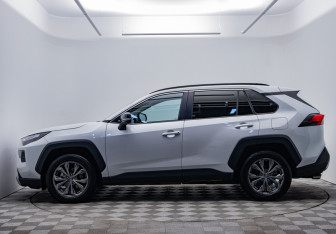 Подержанный автомобиль Toyota RAV4 2024 года (8 фото)