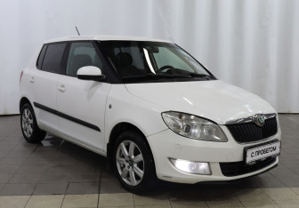Подержанный автомобиль Skoda Fabia Hatchback 2011 года (3 фото)