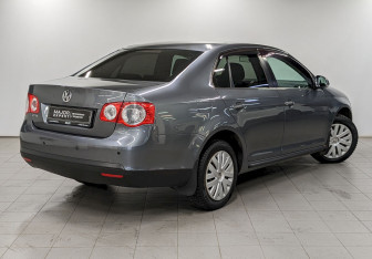 Подержанный автомобиль Volkswagen Jetta Sedan 2010 года (5 фото)