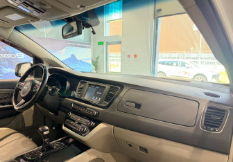 Подержанный автомобиль Kia Carnival 2017 года (10 фото)