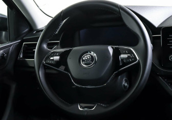 Подержанный автомобиль Skoda Rapid Liftback 2021 года (12 фото)