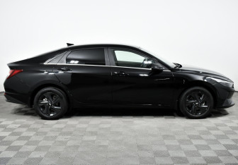 Подержанный автомобиль Hyundai Elantra Sedan 2021 года (4 фото)