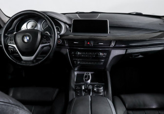 Подержанный автомобиль BMW X6 2016 года (12 фото)