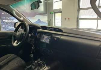 Подержанный автомобиль Toyota Hilux 2018 года (9 фото)
