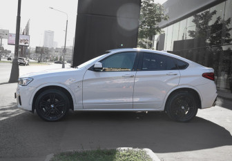 Подержанный автомобиль BMW X4 2015 года (8 фото)