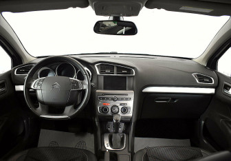 Подержанный автомобиль Citroen C4 Sedan 2016 года (8 фото)