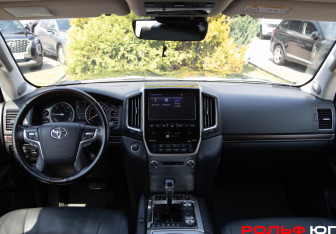 Подержанный автомобиль Toyota Land Cruiser Suv 2018 года (12 фото)