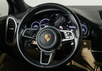 Подержанный автомобиль Porsche Cayenne 2019 года (14 фото)