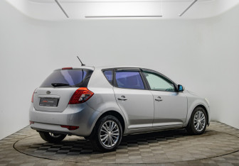 Подержанный автомобиль Kia Ceed Hatchback 2010 года (5 фото)