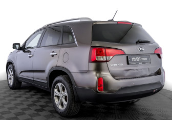 Подержанный автомобиль Kia Sorento 2017 года (7 фото)