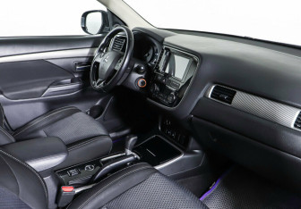 Подержанный автомобиль Mitsubishi Outlander 2017 года (10 фото)