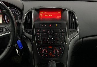 Подержанный автомобиль Opel Astra Sedan 2013 года (12 фото)